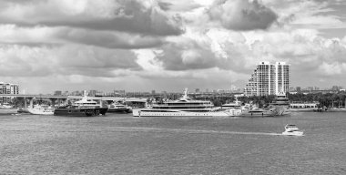 Denizde yüzen bir tekne körfeze yanaştı. Kiralık motorlu tekne. Denizde lüks tekne motorlu yatı. Tekne turizmi. Lüks bir yaşam tarzı. Yaz tatili. Miami 'ye git. Denizde yat..