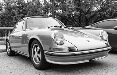 Chicago, Illinois - 29 Eylül 2024 1972 Porsche 911T Coupe sokağa park etti. altın metalik 1972 Porsche 911T Coupe.