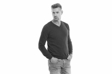 Yakışıklı olgun erkek modeli. Şık bir erkek. Erkekler gündelik tarzda. Erkek giyim giymiş yakışıklı bir adamın portresi. Moda tarzı. Şık erkek giyim tarzı. Beyaz, olgun bir adam. Atlayan adam beyaz üzerine izole edilmiş..
