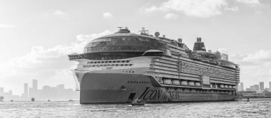 Miami, Florida, ABD - 03 Kasım 2024: Deniz seyahati ikonu. Yaz tatilinde gemi turu. Uluslararası Kraliyet Karayipleri. Gemi turu ve deniz seyahati. Miami sahil limanında gemi..