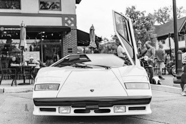 Chicago, Illinois - 29 Eylül 2024: Lamborghini Countach beyaz rengi. Lamborghini Countach sokağa park etmiş. Köşeden bak. Chicago 'da lüks Lamborghini Countach