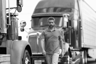 Kamyonun önünde yakışıklı bir şoför. Kamyon sahibi. Kamyon şoförü. Kamyon kamyonunun yanında bir erkek kamyon şoförü. Nakliye araçları. Yarı kamyon aracı. İspanyol kamyoncu adam. Kamyon sahibi.