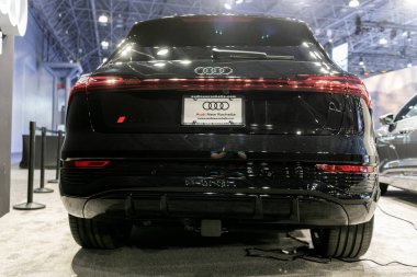 New York City, ABD - 27 Mart 2024: Audi SQ8 otomobilini temsil etmektedir. Audi SQ8 lüks SUV araba. Audi SQ8 lüks araç. Audi SQ8 siyah köşe görünümü.