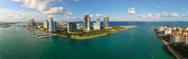 Miami ufuk çizgisinin panoramik görüntüsü. Miami 'nin panoramik şehir manzarası ve kıyı gökdelenleri. Yukarıdan Miami Sahili 'nin panoramik manzarası