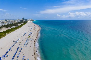 Turkuaz suları olan Miami plajı. Kumlu sahil şeridinin ve dalgaların havadan görünüşü