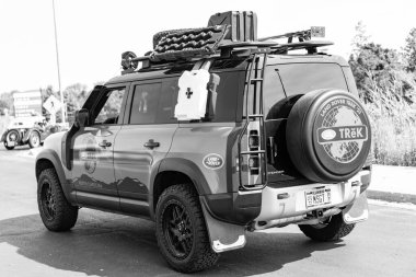 Chicago, Illinois, ABD - 08 Eylül 2024: 2022 Land Rover Defender aracı, yan görüş. Efsanevi geçiş arabası. Geçit Land Rover Defender arabası. Chicago 'da arazi aracı savunucusu.