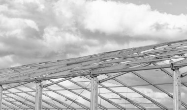 Metal yapının kurulumu. Metal yapı. Yapı tasarım mühendisliği. İnşaat alanında inşaat mühendisliği. Framework inşaat mimarisi. Mimari ayrıntı.