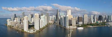 Miami 'nin gökyüzü manzarası. Brickell Miami 'nin Panorama şehri. Florida sahil şeridinin insansız hava aracı görüntüsü. Gökdelenleri olan Miami gökdelenleri. Yazın Miami 'nin hava manzarası