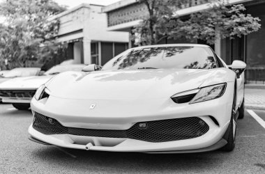 Chicago, Illinois - 29 Eylül 2024: Ferrari 296 GTS veya GTB sarı renk. Ferrari 296 GTS ya da GTB caddeye park etmiş. Köşeden bak. Lüks Ferrari 296 GTS veya Chicago 'da GTB