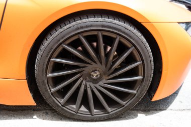 Miami, Florida, ABD - 12 Temmuz 2025: BMW i8 aracı açık havada park edilmiş. Turuncu renkli sedan araba, tekerlek manzaralı. BMW i8 Roadster üstü açık spor araba. Lüks araç BMW i8..