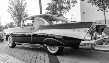 Park Ridge, Illinois, ABD - 22 Ağustos 2024 Chevrolet Bel Air 'in siyah arabası. 1957 Chevy Bel Air. Otomobil fuarında park etmiş siyah bir araba. Chevrolet Bel Air retro araba.