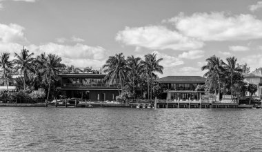 Sahil kıyısında bir apartman dairesi. Rıhtım manzaralı bir ev. Yaz tatili. Lüks liman otel binası. Yaz tatili. Lüks yerleşim alanı olan bir manzara. Riverside apartmanı.