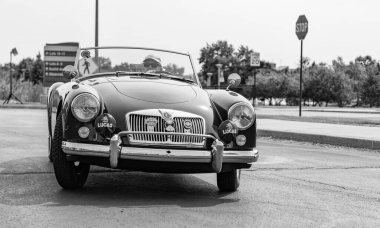 Chicago, Illinois, ABD - 08 Eylül 2024: MG MGA spor yarış arabası 1956 üstü açılır araç, ön görüş. Retro spor araba. Üstü açık MG MGA arabası. Chicago Otomobil Fuarında MG MGA.