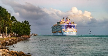 Miami, Florida, ABD - 16 Aralık 2024: Royal Caribbean International tekne şirketi. Gemi turu. Yüzen otel. Deniz Yolcuları Seyahat Senfonisi. Gemi gezisi yaz tatili.