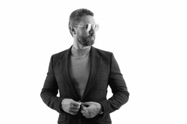 Güneş gözlüklü İspanyol adam. İş gündelik tarzı. Erkek giyim tarzı. Beyaz tenli şık bir iş adamı. Erkek giyim tarzı. Takım elbiseli genç yakışıklı adam..