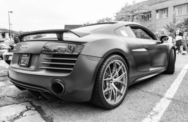 Chicago, Illinois - 29 Eylül 2024 üstü açık Audi R8 Spyder v10. Audi R8 Spyder V10 lüks arabayı sokağa park etmiş. Audi R8 Spyder mavi renk arka görünümü