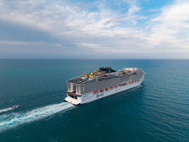 Miami, Florida, ABD - 10 Mayıs 2025: MSC World America yolcu gemisi yolculuğu. Yaz tatilinde gemi turu. MSC yolcu gemisinde. Gemi turu ve deniz seyahati. Gemi port 'tan ayrılıyor.
