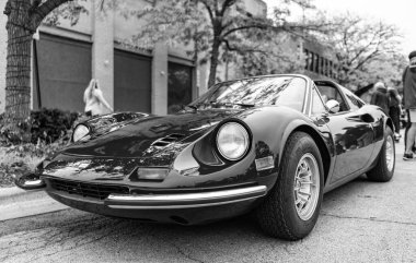 Chicago, Illinois - 29 Eylül 2024: Klasik 1974 Ferrari Dino 246 GTS kırmızı rengi. 1974 model Ferrari Dino 246 GTS sokağa park edilmiş. Ön manzara. 1974 Ferrari Dino 246 GTS Chicago 'da