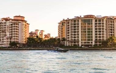 Yaz tatili. Fisher Adası Binası. Lüks motorlu tekne yatı. Yat marinaya gidiyor. Tekne ve yat gezisi. Lüks bir hayat. Fisher Adası 'ndaki lüks konut yatında..