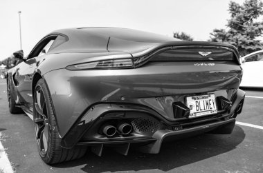 Chicago, Illinois, ABD - 08 Eylül 2024 Aston Martin Vantage coupe, arka manzara. Aston Martin Vantage. Üstü açık Aston Martin Vantage mavi araba