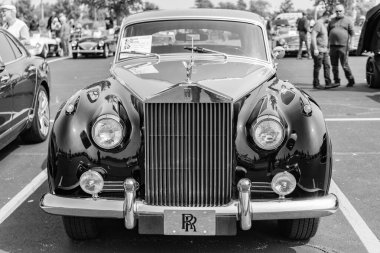 Chicago, Illinois, ABD - 08 Eylül 2024: Rolls Royce Silver Cloud III 1963 araç, ön görüş. Retro klasik araba. Rolls Royce Gümüş Bulut arabası. Chicago 'da Rolls Royce Gümüş Bulut