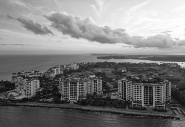 Fisher Adası gün batımı manzaralı. Miami Fisher Adası 'nın günbatımı görüntüsü. Kıyıya yakın mimarisi olan Miami plajı. Miami konut binası, Florida. Fisher Adası. Seyahat hedefi.