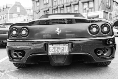 Chicago, Illinois - 29 Eylül 2024: Ferrari 360 Spider siyah rengi. Ferrari 360 caddeye park etmiş. Köşeden bak. Lüks Ferrari 360 Chicago 'da