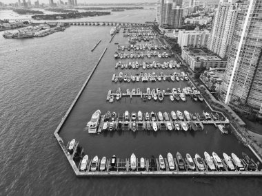 Lüks yatı olan Güney Point Miami marinası. Yaz tatili. Lüks Güney Sahili marinası. Lüks bir yat. Miami güney sahili manzaralı. Yat kulübü. Marina Miami, Florida 'da. Özel rıhtım ve şehir manzarası.