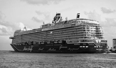 Miami, Florida, ABD - 01 Kasım 2024: Mein Schiff 2 yolcu gemisi yolculuğu. Yaz tatilinde gemi turu. TUI gezileri. Gemi turu ve deniz seyahati. Gemi Miami sahil limanından ayrılıyor..
