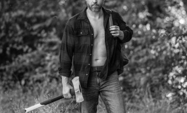 Oduncu baltası. Ağaç kesen baltalı, kareli gömlekli adam. Çalışkan, acımasız adam. Oduncu dışarıda çok çalışıyor. Acımasız oduncu. Vahşilik ve erkeklik. Baltalı oduncu, kırpık manzaralı..