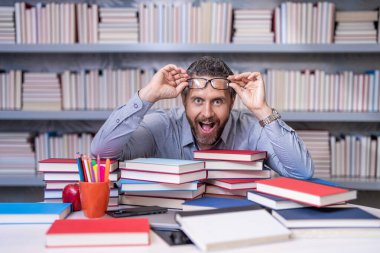 Öğretmenler gününde bilgi ve eğitim almak için sınav kitaplarını okumaya hazır olun..