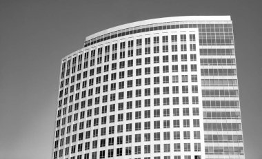 Ofis binasının mimarisi. Perspektif gökdeleni. Ticari bina. İş gökdeleni binası. Mimari inşaat sektörü. Cam gökdelen. Şehir mimarisi.