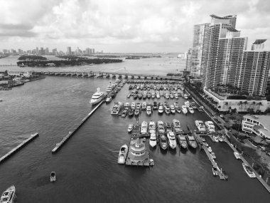 Miami 'de lüks bir yaz tatili. Özel tekne manzaralı. Lüks teknesi olan bir Marina. Miami 'deki yat kulübü marinası. Özel yatı ve teknesi olan lüks bir yat limanı. Limanda rıhtımda bir yat var. Sessiz yat limanı.