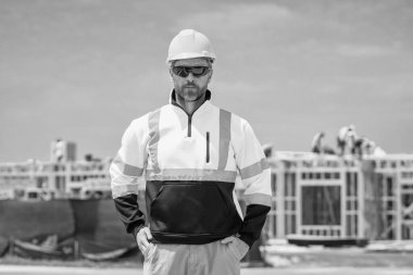 Kasklı bir işçi. İnşaatta sanayi işçisi. İnşaat mühendisi inşaat alanında. Denetmen mühendis. İnşaat alanında çalışan bir işçi. İnşaat müdürü. İnşaatçı adam. Kalite garantisi.