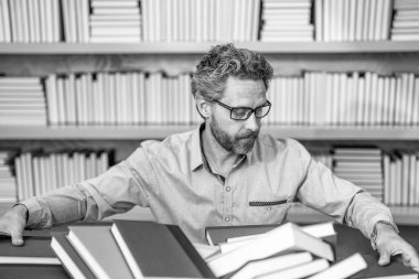 Üniversitede okul eğitimi. Kitap kurdunun fazla çalışması. Okul kütüphanesinde dahi öğretmen. Bir yığın kitabın yanında ev ödevi edebiyatı okuyor. Erkek öğretmen kitap okudu. araştırma eğitimi ve keşif.