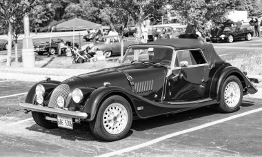 Chicago, Illinois, ABD - 08 Eylül 2024: Morgan Plus 8 üstü açık spor araba, köşe manzaralı. Retro mavi araba. Retro Morgan Plus 8 numaralı araba. Morgan + 8 Chicago 'da mavi