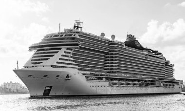 Gemi seyahati. Yaz tatilindeki görkemli gezi manzarası. Gemi turu ve deniz seyahati. Lüks yolcu gemisinde seyahat. Gemi Miami sahil limanından ayrılıyor. Miami turu.