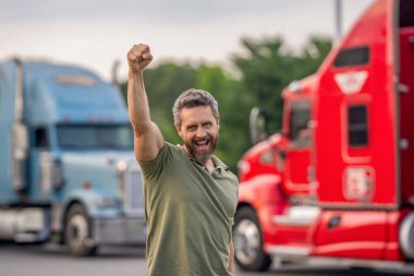 Kamyon sahibi. Kamyon şoförü. Kamyon kamyonunun yanında bir erkek kamyon şoförü. Nakliye araçları. Yarı kamyon aracı. İspanyol kamyoncu adam. Kamyonetin önündeki İspanyol şoför başarısını ifade ediyor..