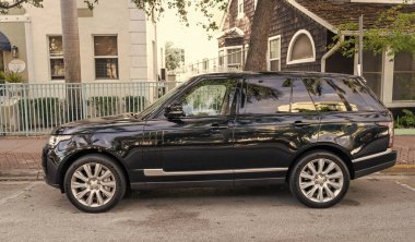 Miami, Florida, ABD - 08 Aralık 2024 Land Rover Range Rover 'ın lüks SUV arabası. Land Rover 'ın arabası dışarıda park edilmiş. Range Rover SUV 2016 siyah renk, köşe görünümü.