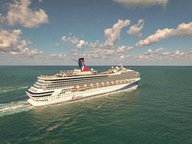 Miami, Florida, ABD - 27 Mart 2025: Denize açılan gemi. Karnaval Gündoğumu yolcu gemisi yolculuğu. Yaz tatilinde gemi turu. Karnaval yolcu gemisi. Gemi turu ve deniz yolculuğu..