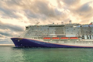 Miami, Florida, ABD - 23 Aralık 2024: yaz tatilinde tatil beldesi. Karnaval yolcu gemisi. Gemi turu ve deniz seyahati. Gemi Miami limanından ayrılıyor. Karnaval Gezi Gezisi Gezisi Kutlaması.