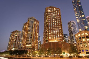 Gece iş gökdeleninde. Şehir merkezindeki gökdelen. Şehir mimarisi. İş bölgesindeki ofis binası. Modern cam bina. Chicago gece şehri. Chicago gökdeleninin gece manzarası.