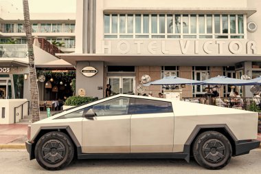 Miami, Florida, ABD - 06 Aralık 2024 Tesla Cybertruck elektrikli kamyonet vagonu. Tesla Cybertruck 'ın elektrikli arabası. Tesla Cybertruck 'ın arabası dışarıda park edilmiş. Tesla Cybertruck, yan görüş.