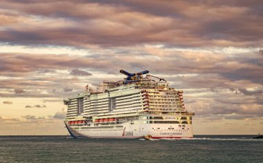 Miami, Florida, ABD - 23 Aralık 2024: Karnaval yolcu gemisi. Gemi turu ve deniz seyahati. Gemi Miami limanından kalkıyor. Karnaval yolcu gemisi seyahati. Yaz tatilinde gezmek.