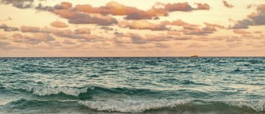 Okyanusta gün batımı. Yaz tatilinde gün batımı deniz manzarası. Deniz kıyısında gün doğumu. Denizde dramatik gündoğumu ufku. Günbatımı deniz manzarasında romantik bir yaz tatili. Deniz meltemi.