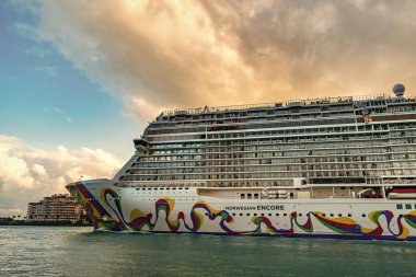 Miami, Florida, ABD - 16 Aralık 2024 Norveç yolcu gemisi. Gemi turu ve deniz seyahati. Gemi kalkıyor. Norveçli bir yolcu gemisi yolculuğu. Yaz tatilinde gezmek.