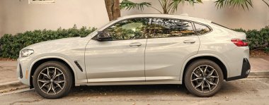 Miami, Florida, ABD - 08 Aralık 2024: BMW M4 'ün açık hava aracı. BMW M4 aracı, yan görüş. 2024 BMW X4 çapraz coupe. BMW M4 aracının lüks arabası..