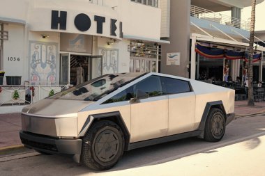 Miami, Florida, ABD - 17 Aralık 2024 Tesla Cybertruck elektrikli kamyonet vagonu. Tesla Cybertruck 'ın elektrikli arabası. Tesla Cybertruck 'ın arabası dışarıda park edilmiş. Tesla Cybertruck, köşe manzaralı..