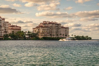 Yaz tatili. Fisher Adası konut binası ve lüks yat teknesi. Tekne Fisher Adası, Miami 'den geçiyor. Marinaya yüzen bir tekne. Fisher Adası 'nda lüks bir yat teknesi. Romantik gezi..