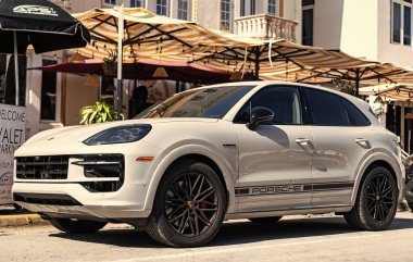 Miami, Florida, ABD - 06 Aralık 2024: 2025 Porsche Cayenne spor arazi aracı. Porsche Cayenne 'in lüks arabası. Porsche Cayenne 'in arabası dışarıda park edilmiş. Porsche Cayenne, köşe manzaralı..